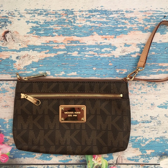 🌼 SALE! Michael Kors Mini Bag/ Wristlet! - Picture 2 of 5